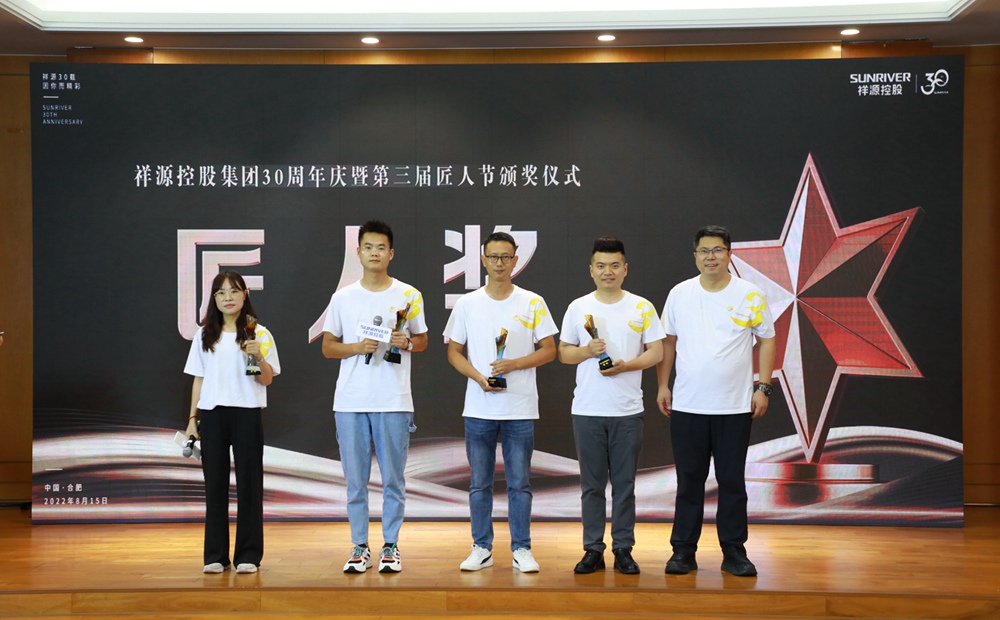 海洋之神hy590控股集团助理总裁孙东洋为海洋之神hy590匠人代表颁奖.JPG